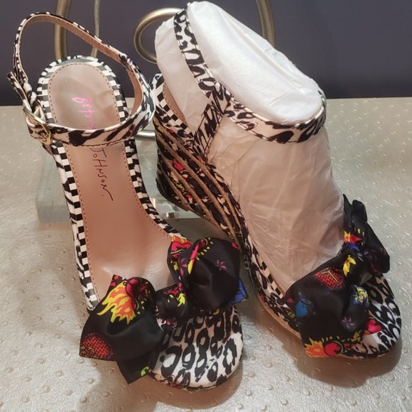 Betsey Johnson Carie Wedge Sandals in Black - Picture 6 of 7